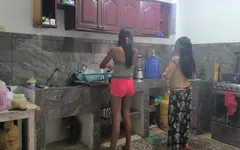 Kami memasak makan siang dan kemudian kami mulai melepas pakaian di dapur