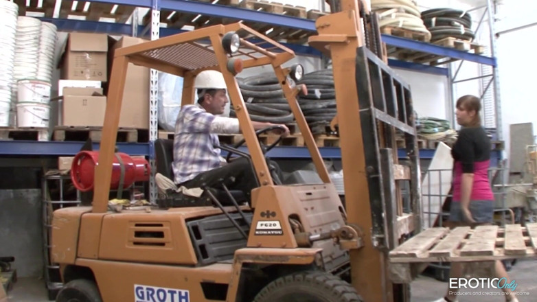 EroticOnlyClips: Nadržený chlap ve skladišti šuká sexy brunetku na paletě vysokozdvižného vozíku