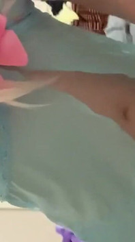 Un peluche che salta in lingerie adorabile