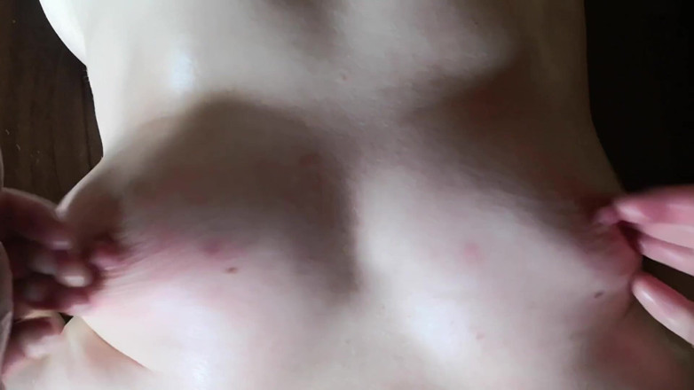 Bouncy Tits Action: Fatti un massaggio sulle mie tette