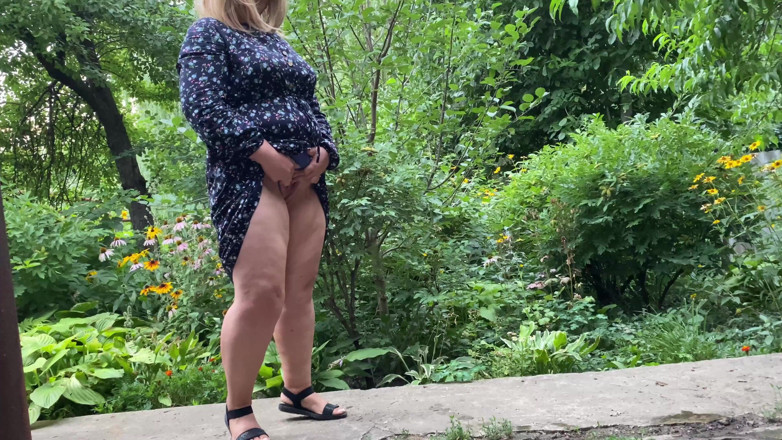 OurFetishLife: 継母熟女は彼女の義理の息子が外でおしっこをし、おしっこ立って自分自身を助けます