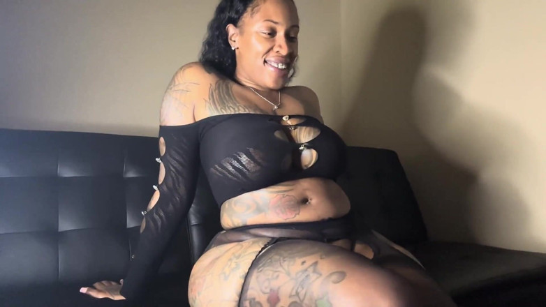 Onlyfanscushkingdom1: Sexy Big Booty Velká Prsa MILFka jde živě!