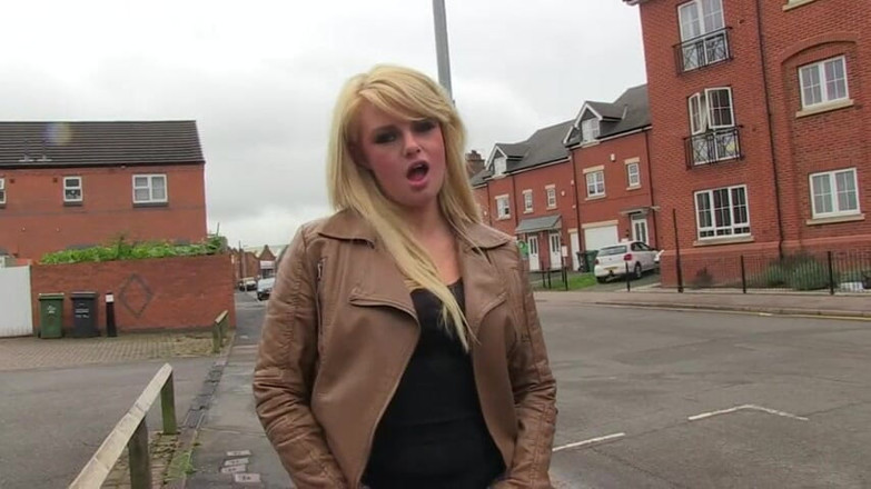 Toy Sluts: Rubia masturbándose en coche y meando al aire libre