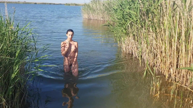 SweetButtocks: Dziewczyna wychodzi całkowicie nago z rzeki