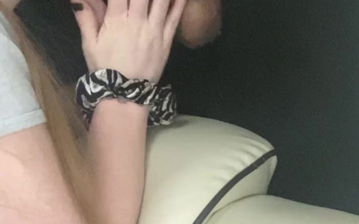 Sluttybritt: रंडी डैडी के बड़े काले लंड को संभाल रही है