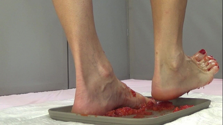 AnnaBUST: Aku menginjak-injak stroberi dengan kakiku dan kencing di dalamnya