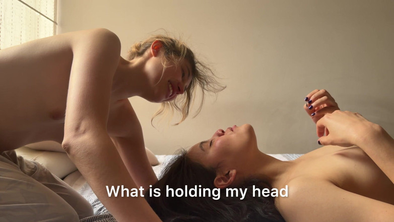 scarlettandc: 女同性恋之间炽热而深情的吻