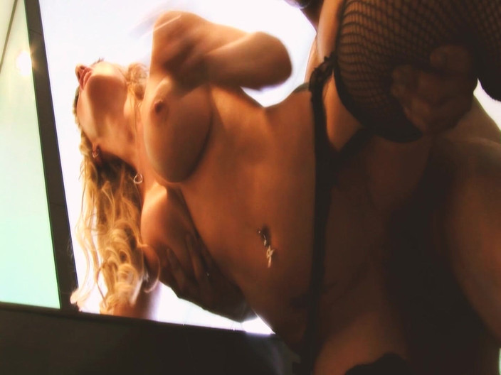 SEXUAL SIN: Scène intime entre amis - 3_busty MILF blonde en lingerie reçoit un...