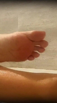 Schau zu, wie ich meine beine in der Wanne rasiere - MILF Edition