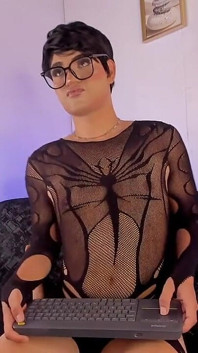 Ken Femboy, kamera önünde fahişe Sissy kılığına girmiş şekilde dans ediyor