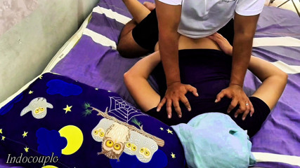 Indo Couple: Un salon de masaj senzual în cazul în care o fată sexy într-o...