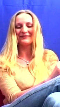 Si jalang blonde matang fisted mendalam semasa menghisap zakar berdenyut