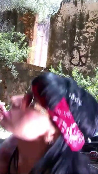 Seksowna dziwka nastolatka Jenny ciężko zerżnięta na zewnątrz przez starych facetów