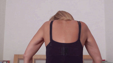 Femdom Austria: Velká blondýnka mu sedí na tváři