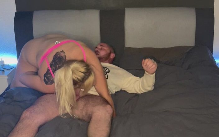 Bonieclydeerotik: Facesitting avsugning fingering förspel Bonnie och clyde skakar ryckningar stönande...
