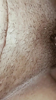 Dì Ấn Độ với cậu bé trẻ chơi với vú & âm hộ người Ấn