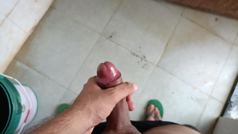 Desi shikha: Ragazzo indiano fa pipì in bagno e masturbazione del cazzo...