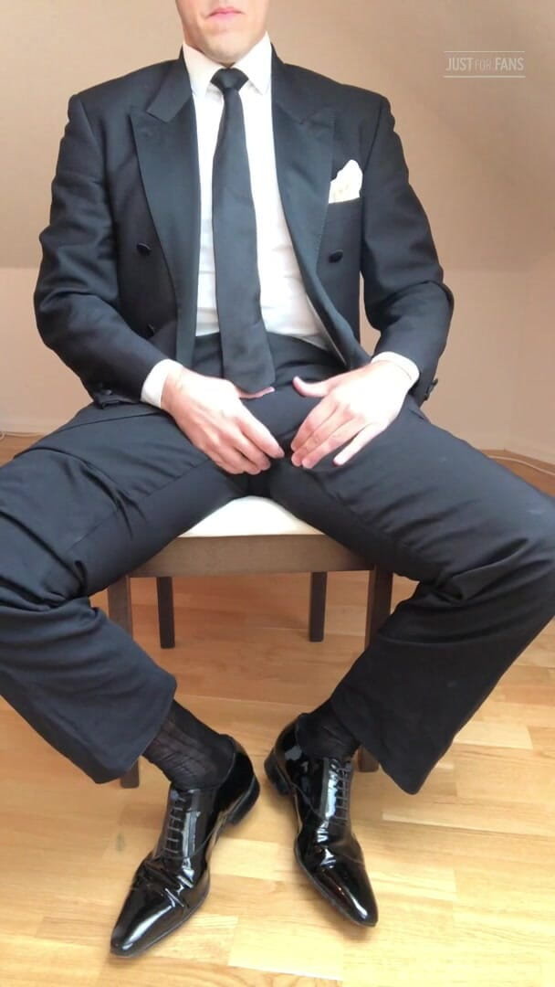 Master Shiny Shoes: Honění v černém obleku