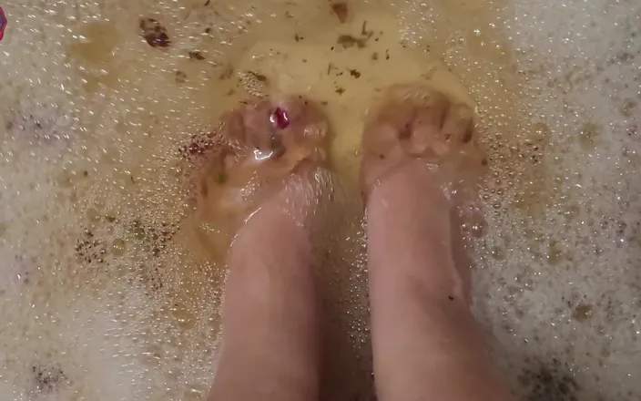 Candy Kush: Washing My Feet with Rose Petals and Herbs After a...