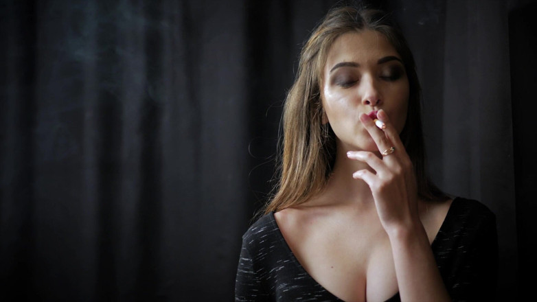 Russian Smokers: Cô bé tuyệt đẹp Irina tạo dáng trên máy ảnh trong khi...