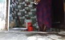 Bengali aunty ki chut: Mătușa bengaleză spăla haine arătându-și pizda