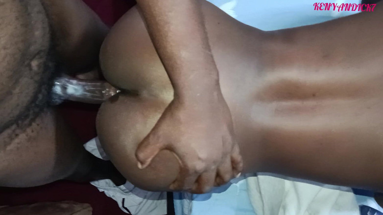 Kenyan Dick: Futai în pizdă drăguță negresă și cremă