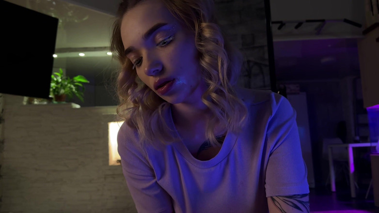 LinaVelle: 졸업은 동급생의 얼굴에 정자가 묻어 끝났다