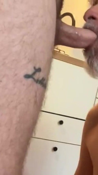 Jonge stud kont neukt een oude Grindr-hustler in zijn blote lul
