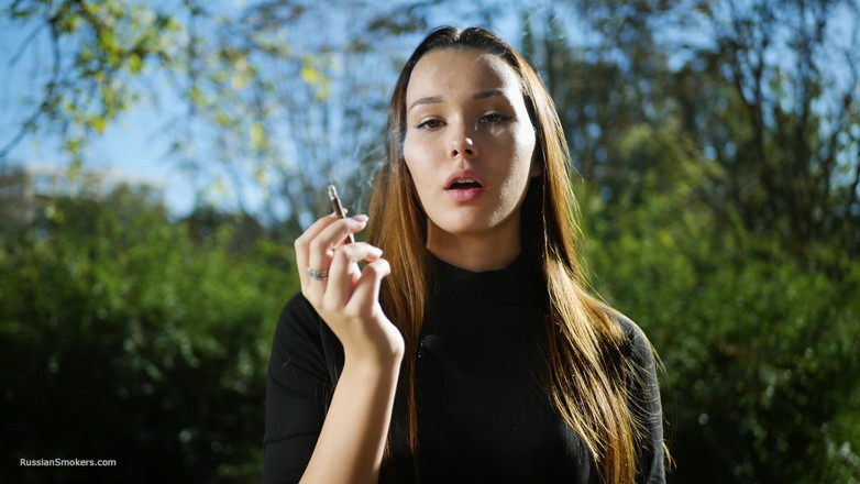 Russian Smokers: 밖에서 담배를 피우는 달콤한 관능적인 러시아 소녀