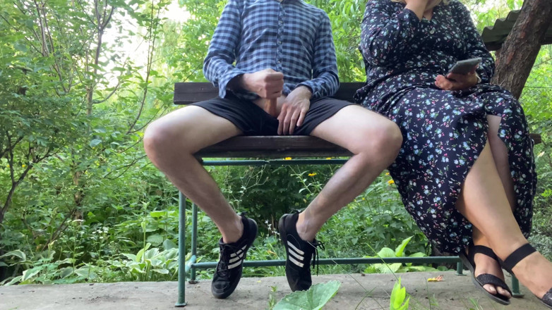 OurFetishLife: Wunderschöne stiefmutter-milf melkt einen großen schwanz im park auf einer...