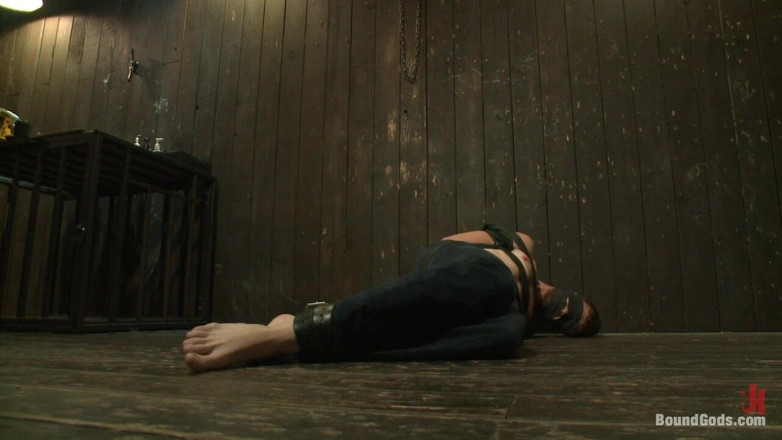 Bound gods: Nový chlapec vymrněný na hranici