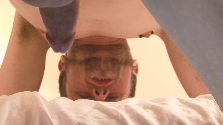 SEXUAL SIN GAY: Geile bedienden scène 3: geile homoman belt een vriend om hem...