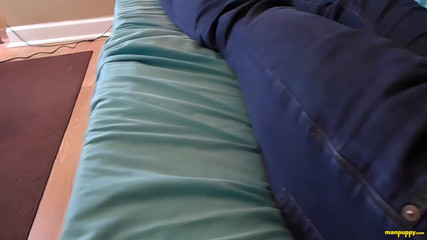 Man Puppy: 巨大的书试图忽视你