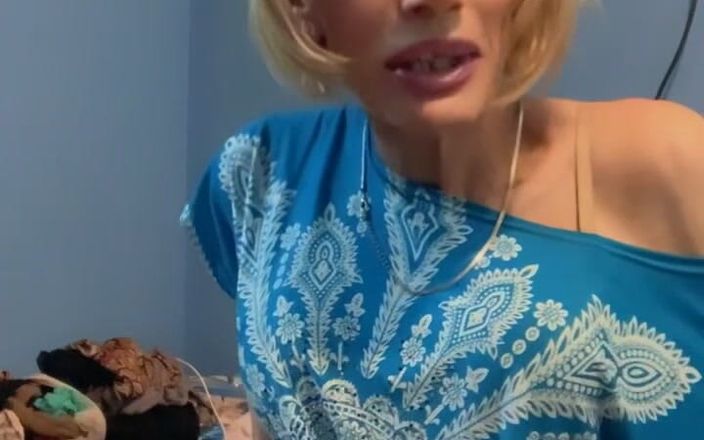 Lisa Luvly: Loira gostosa de cabelos curtos