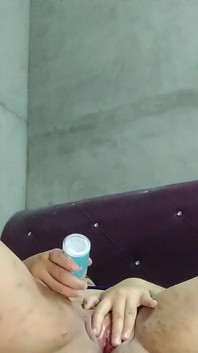 Quieres tratar de tocar su coño con desodorante