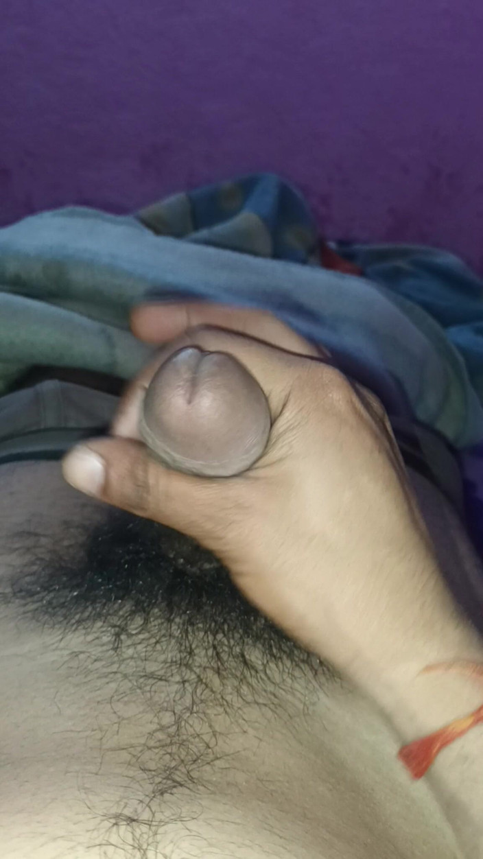 Luckky: Indische jongen wrijft over zijn penis