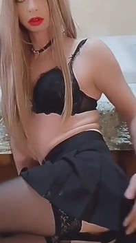 Vladasexytrans के पास गांड के छेद में बड़ा चौड़ा और बड़ा डिल्डो है