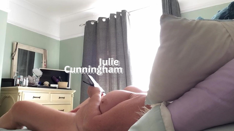 Julie Cunningham: 친구의 알몸으로 웹캠에서 자위하기