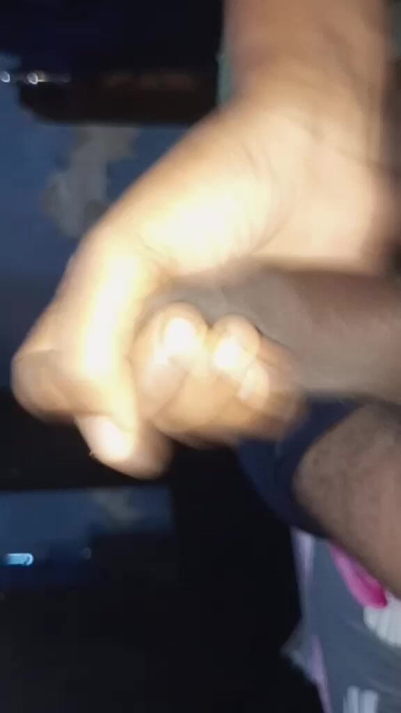 Saranya Ravi: Cewek itu bantuin cowok ini untuk masturbasi