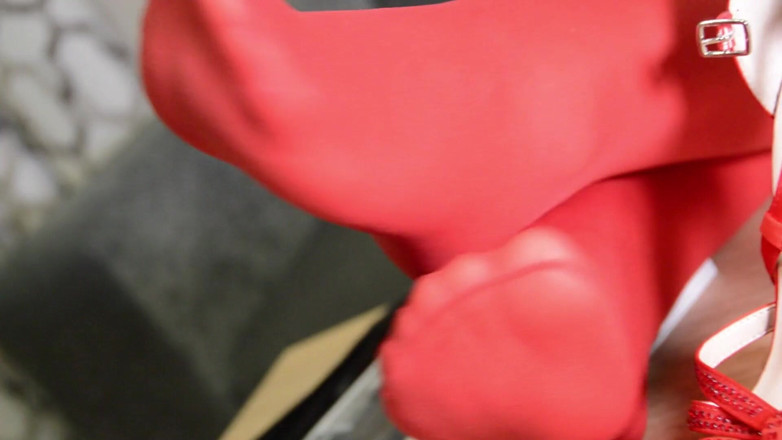 Mistress Legs: Lèche mes semelles en nylon rouge, esclave
