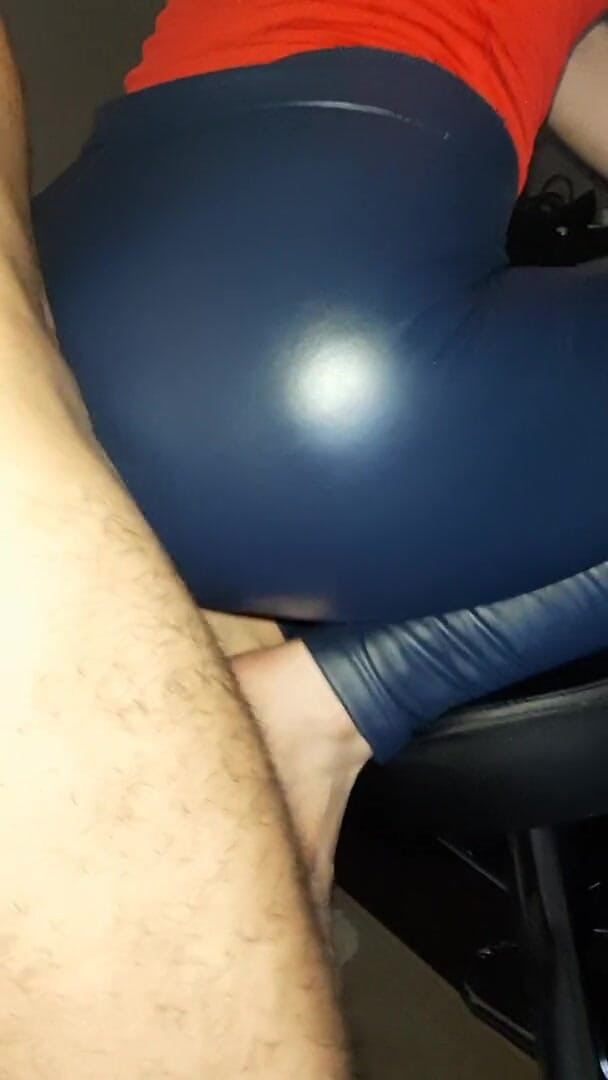 Shiny leather assfuck: Pantat mengkilap disetubuhi dengan celana lateks biru