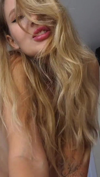 Uma boa garota sabe como fazer um bom dia. Sexo virtual