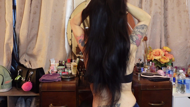 Raven Willow: 私の髪をブラッシング