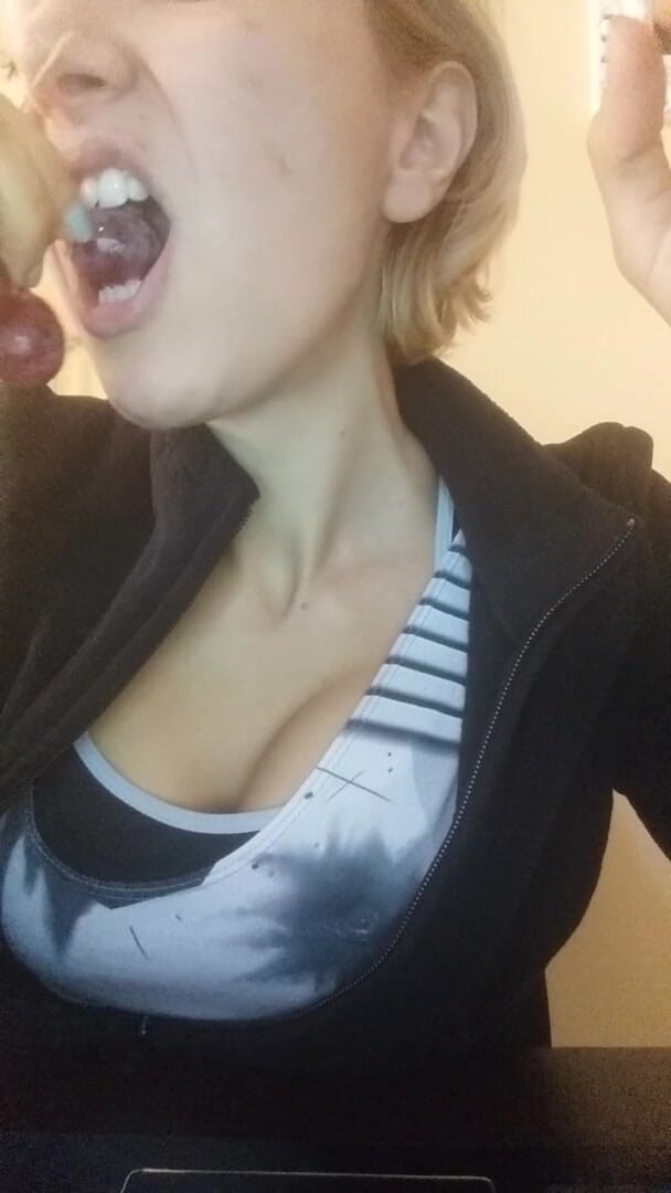 savannahamatoriale: Eating Grapes