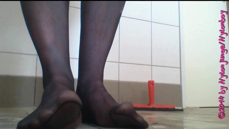 Carmen_Nylonjunge: Pissing in black pantyhose ** NS fetish **