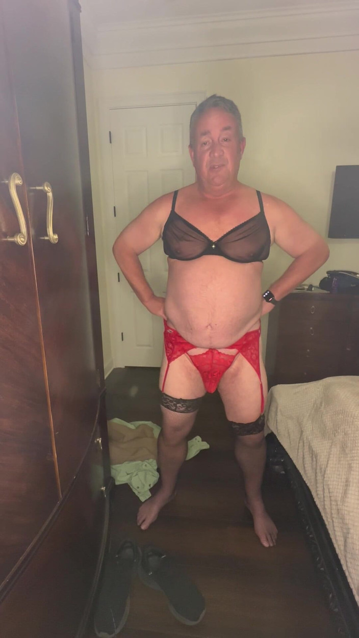 GottaLuvBB: Encore un strip-tease en lingerie