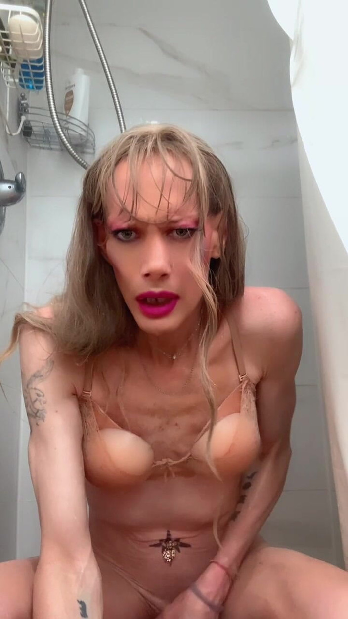 Jazzmin Thomas: Chơi vòi hoa sen