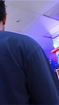 Zierliches französisches Model Moana Mendez wird in einem Videoclub in den arsch gefickt - Remastered