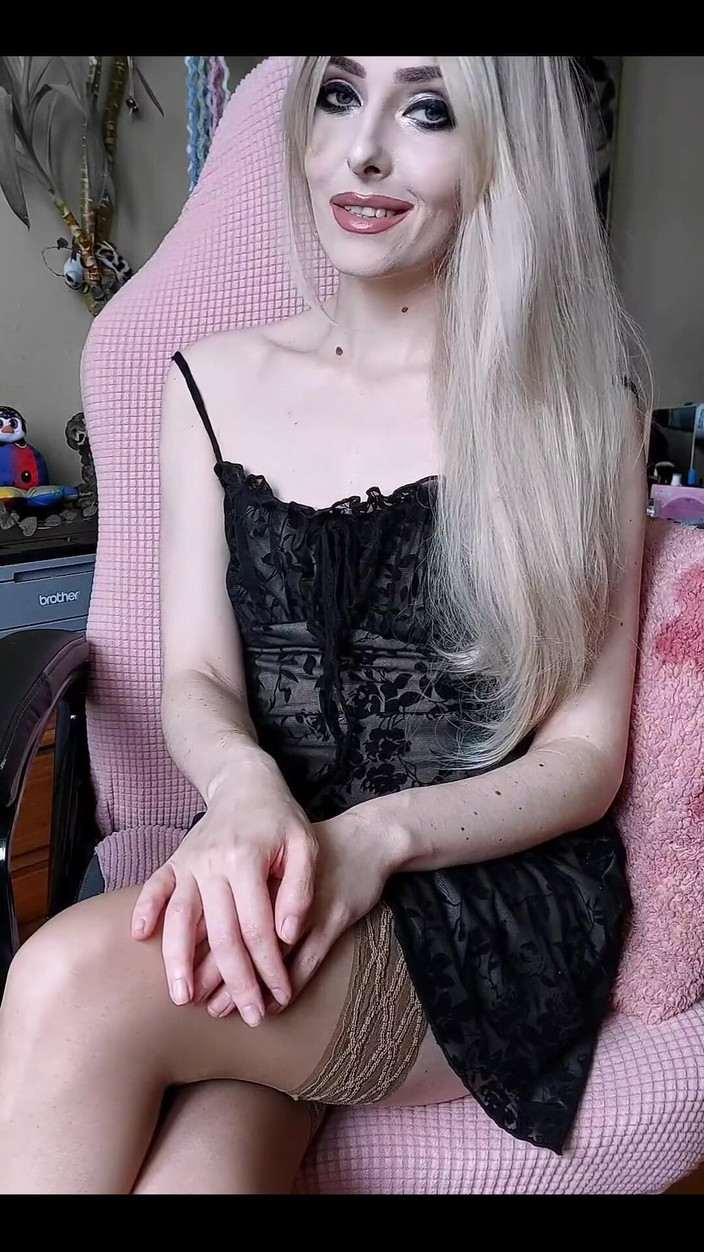 Lilianna20: Signora bionda con una figa liscia e tette sode e...