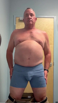 Spogliarello in bagno dell'ufficio